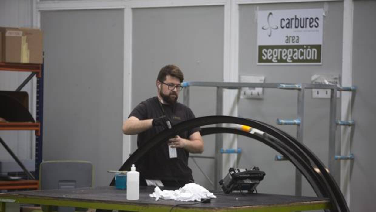 Montaje de cubremotores de avión en la planta jerezana de Carbures