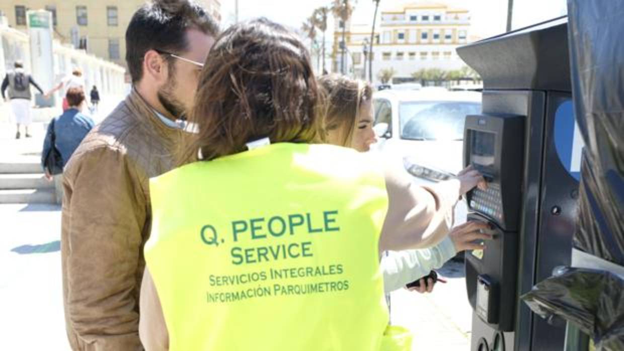 Los nuevos parquímetros instalados esta semana obligan a rotar el vehículo cada tres horas. :: la voz