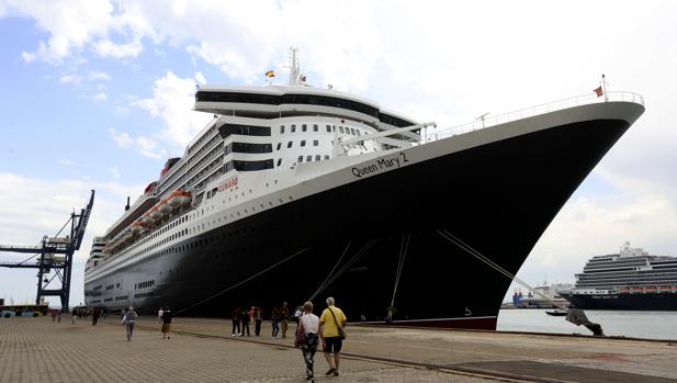 El lujoso 'Queen Mary 2' regresa al puerto de Cádiz para despedir su vuelta al mundo