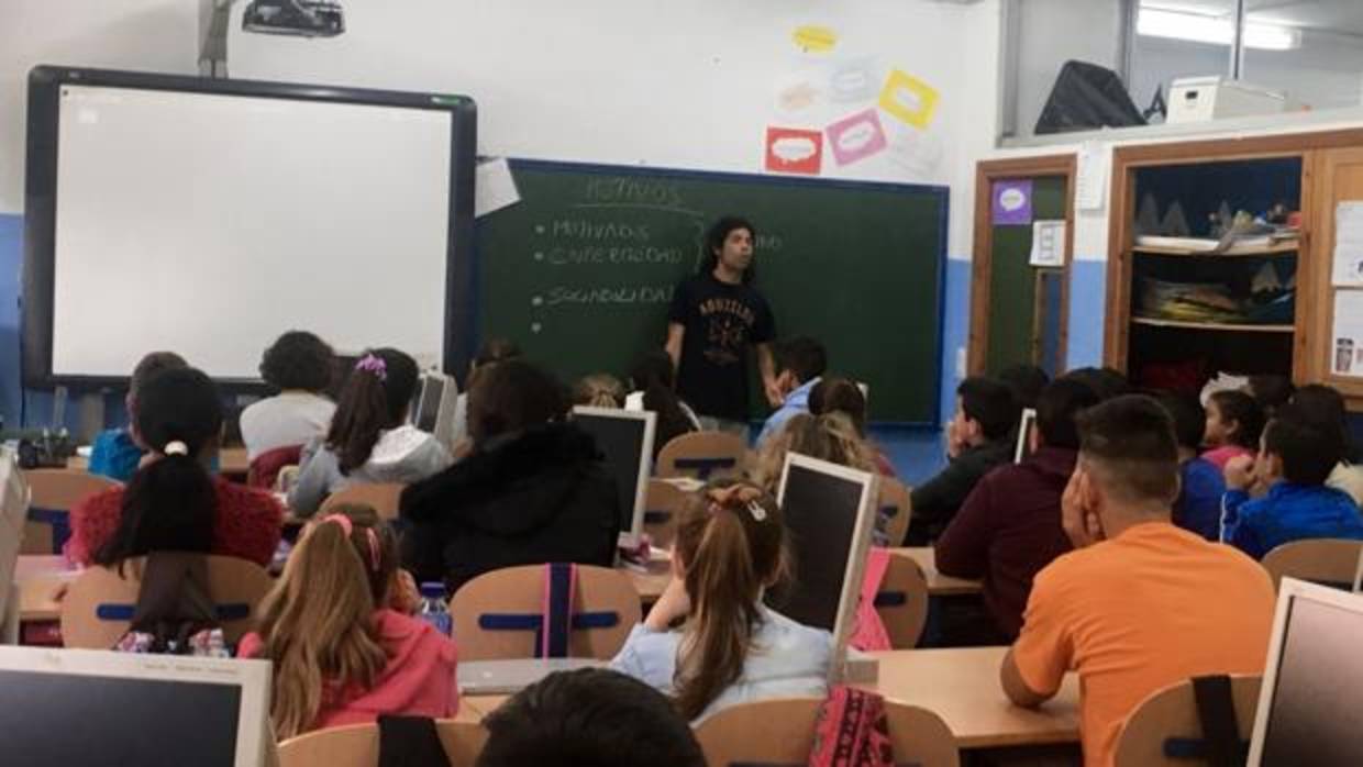 Los escolares del colegio Tartessos de San Juan atienden a Jesús, experto sobre el absentismo escolar