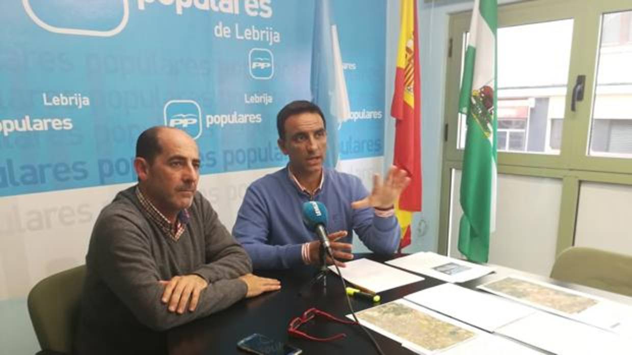 Manuel Bellido, presidente del PP de Lebrija, y el portavoz del grupo municipal, Francisco Javier Monge, en la sede local de los populares