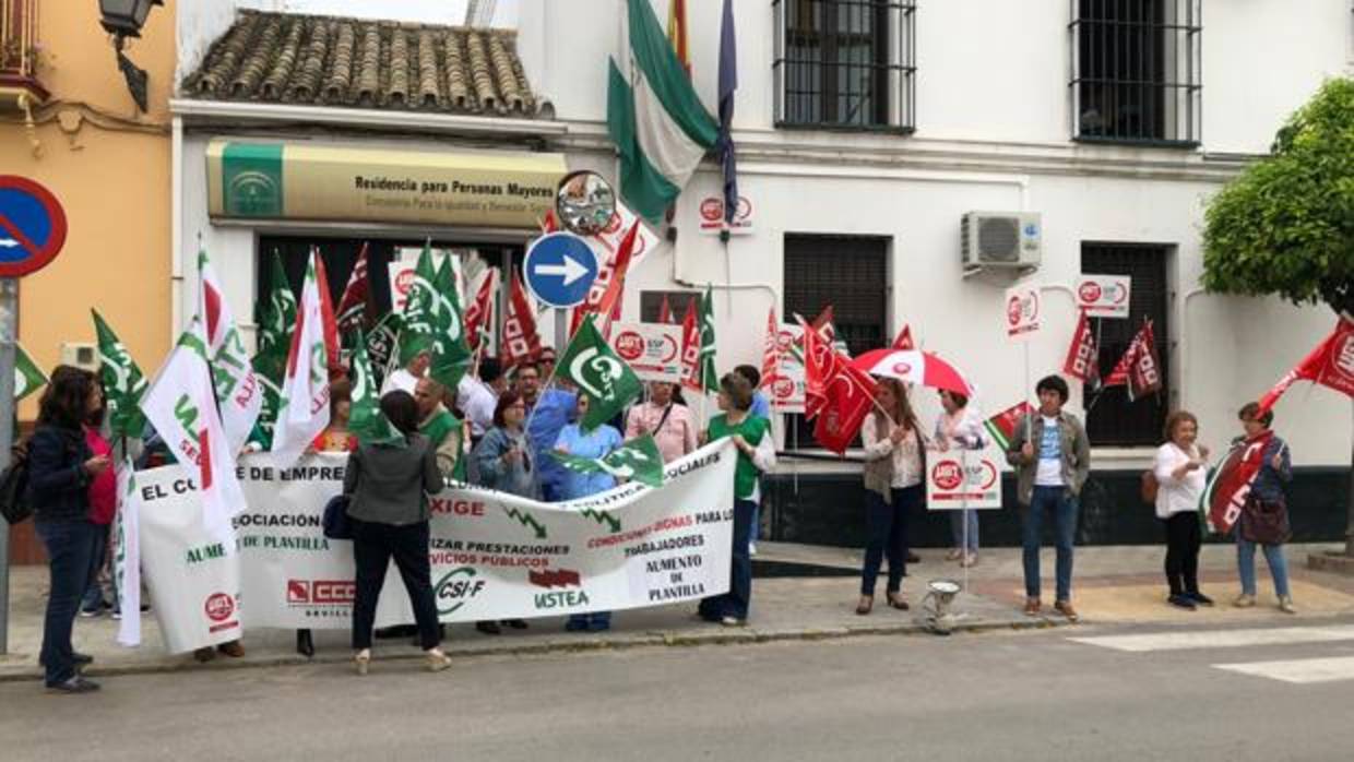 Los trabajadores se han concentrado durante una hora en la puerta de la residencia de mayores de Marchena