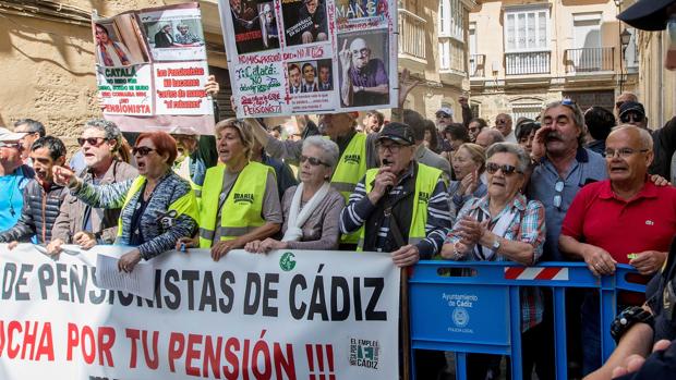 Un grupo de pensionistas recibe entre abucheos a Rajoy en Cádiz