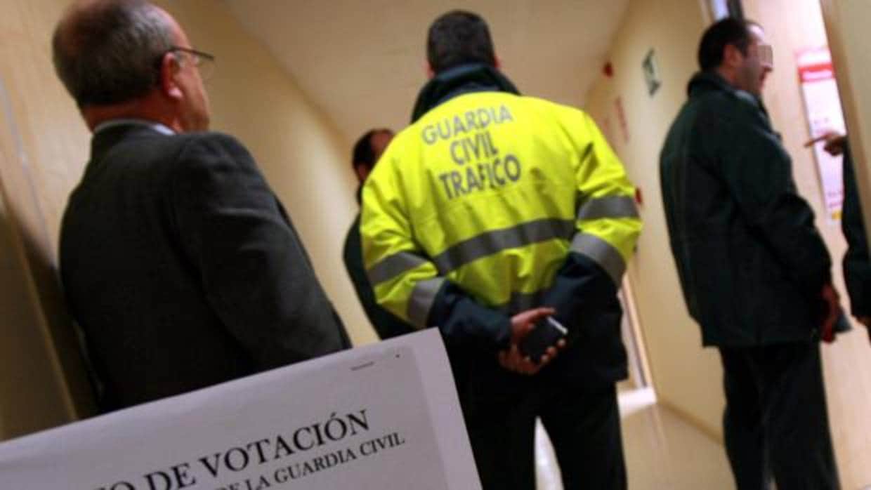 Un agente de la Guardia Civil ha sido sancionado por avalar con su firma la creación de un partido político