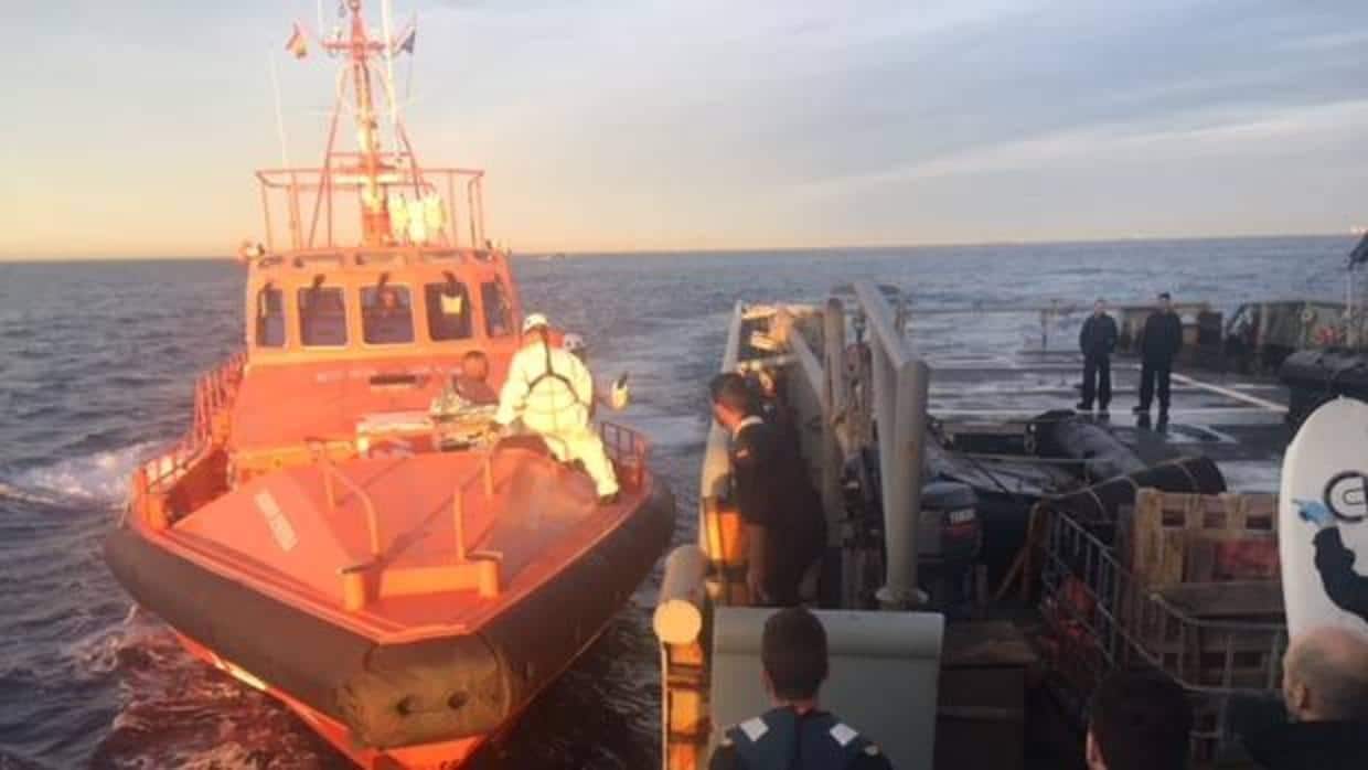 El &#039;Mar Caribe&#039; rescata a un náufrago en aguas del Estrecho