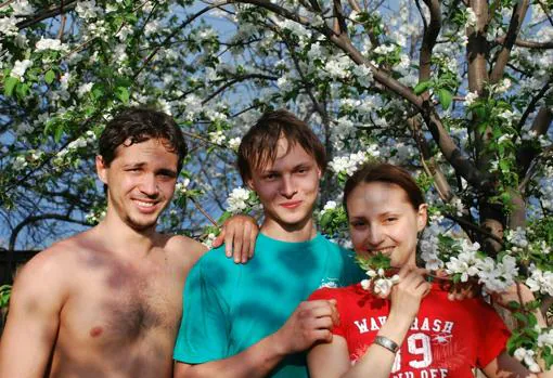 Azat, en el centro, junto con sus hermanos en Rusia, su país de origen