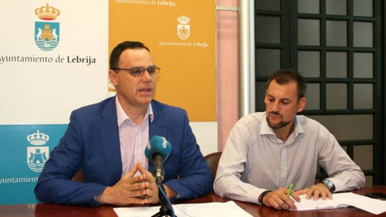 El alcalde de Lebrija y el delegado municipal de Mantenimiento, durante la presentación del plan