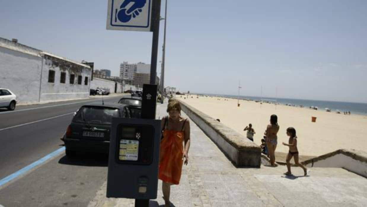 Esta temporada de verano, el paseo marítimo perderá cerca de 500 plazas de aparcamiento.