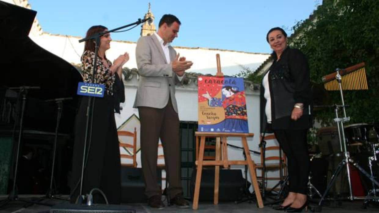Concha Vargas, a la derecha, junto al alcalde y la delegada municipal de Cultura