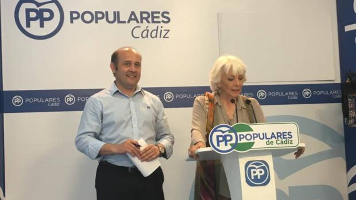 La diputada nacional, Teófila Martínez, junto con el candidato popular por Cádiz.