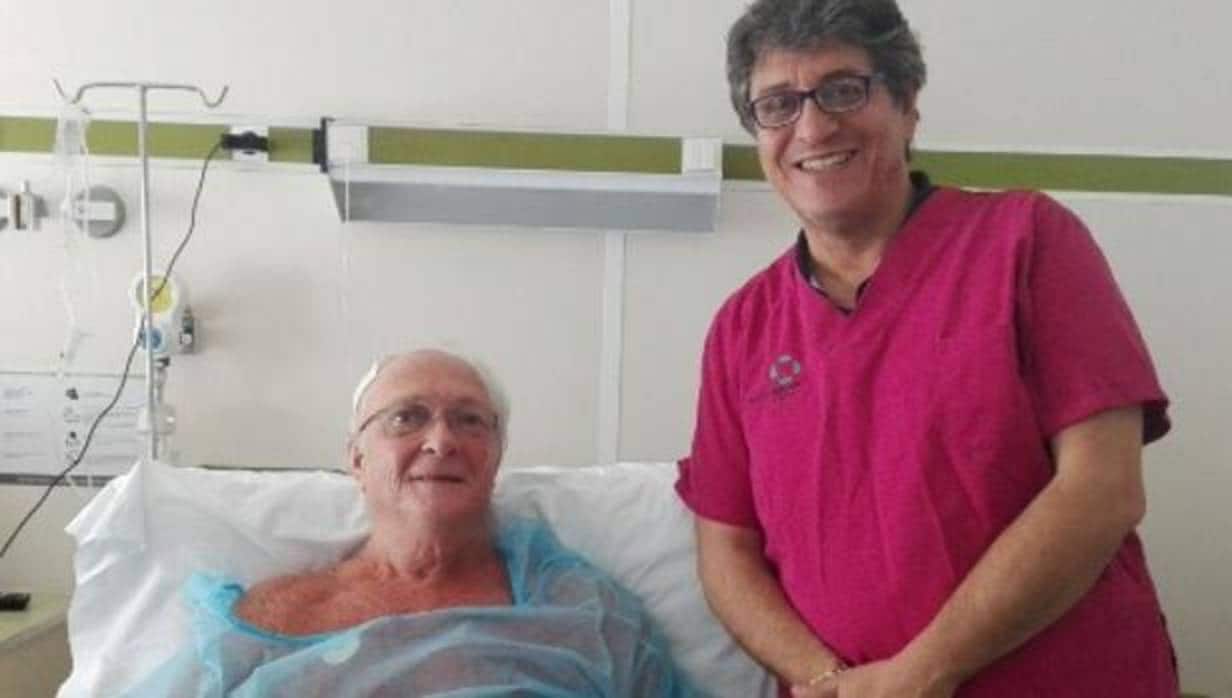 El doctor Efraim Gómez junto al paciente en el Hospital La Salud tras la intervención.