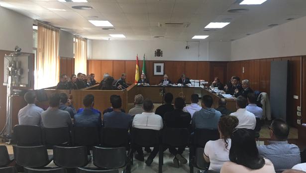 Rebaja a la mitad las penas a una banda de narcos que alijaba en la costa de Cádiz