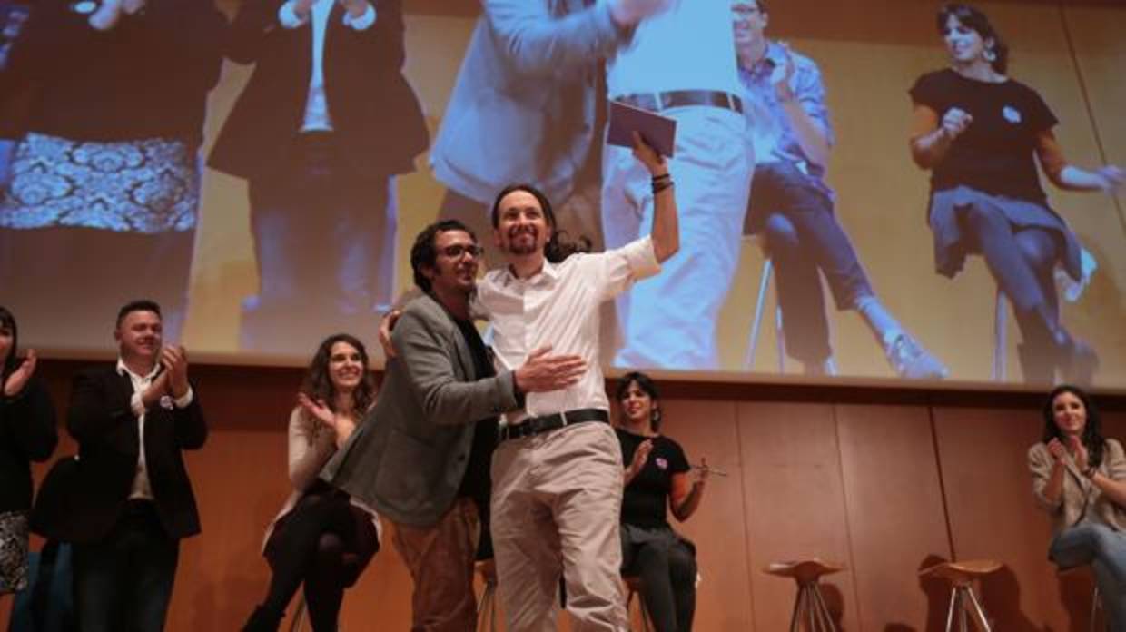 El alcalde de Cádiz, Kichi, junto con el líder de Podemos en un acto público celebrado en Cádiz.