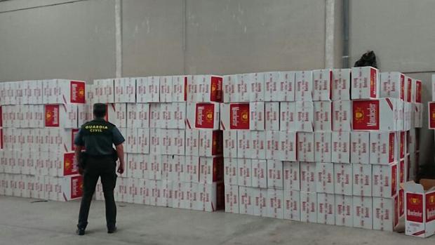 Tres detenidos y casi 600.000 cajetillas de tabaco de contrabando incautadas en un nave industrial de Arahal