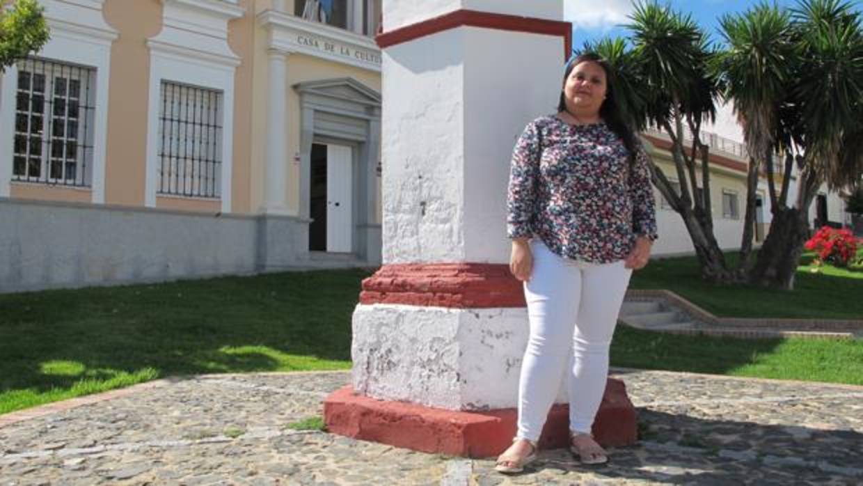 Carolina Páez junto a la Casa de la Cultura de Las Cabezas de San Juan