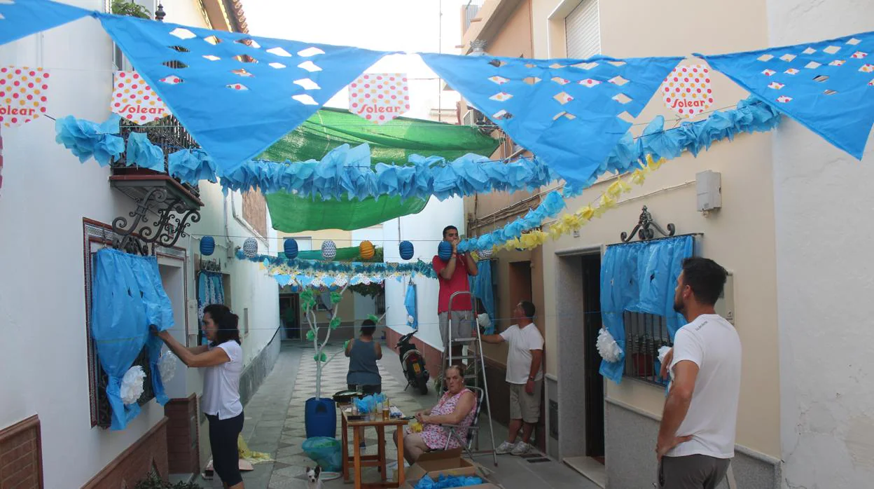 Vecinos del barrio del Pantano de Morón engalanan sus viviendas y calles con motivo de la verbena