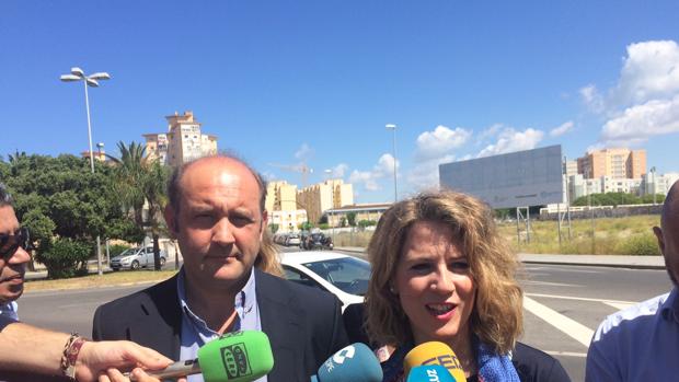 Ortiz y Mestre, ante el solar vacío del segundo hosptial de Cádiz