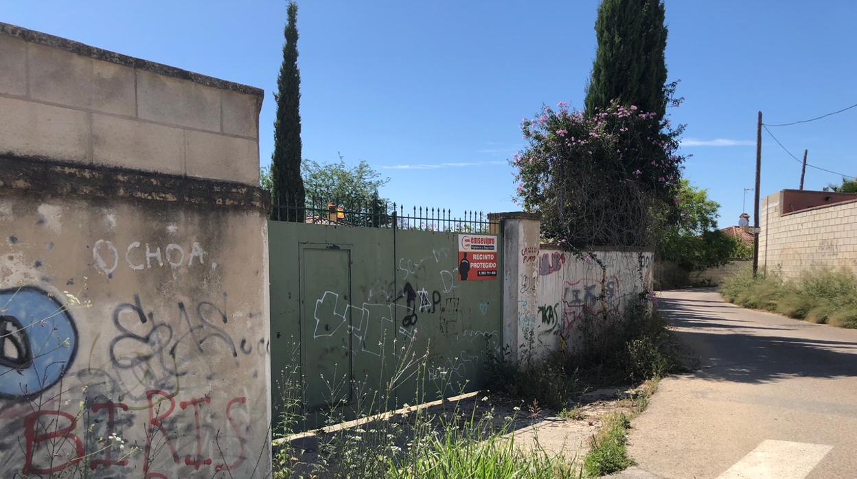 El muro y el portón de la urbanización Villa de Montesillos de Espartinas