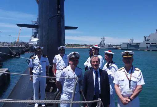 El embajador francés sobre el submarino galo junto al Almirante de la Flota de la Armada Española.