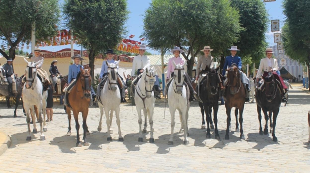 Un grupo de amazonas en la Feria de Alcalá