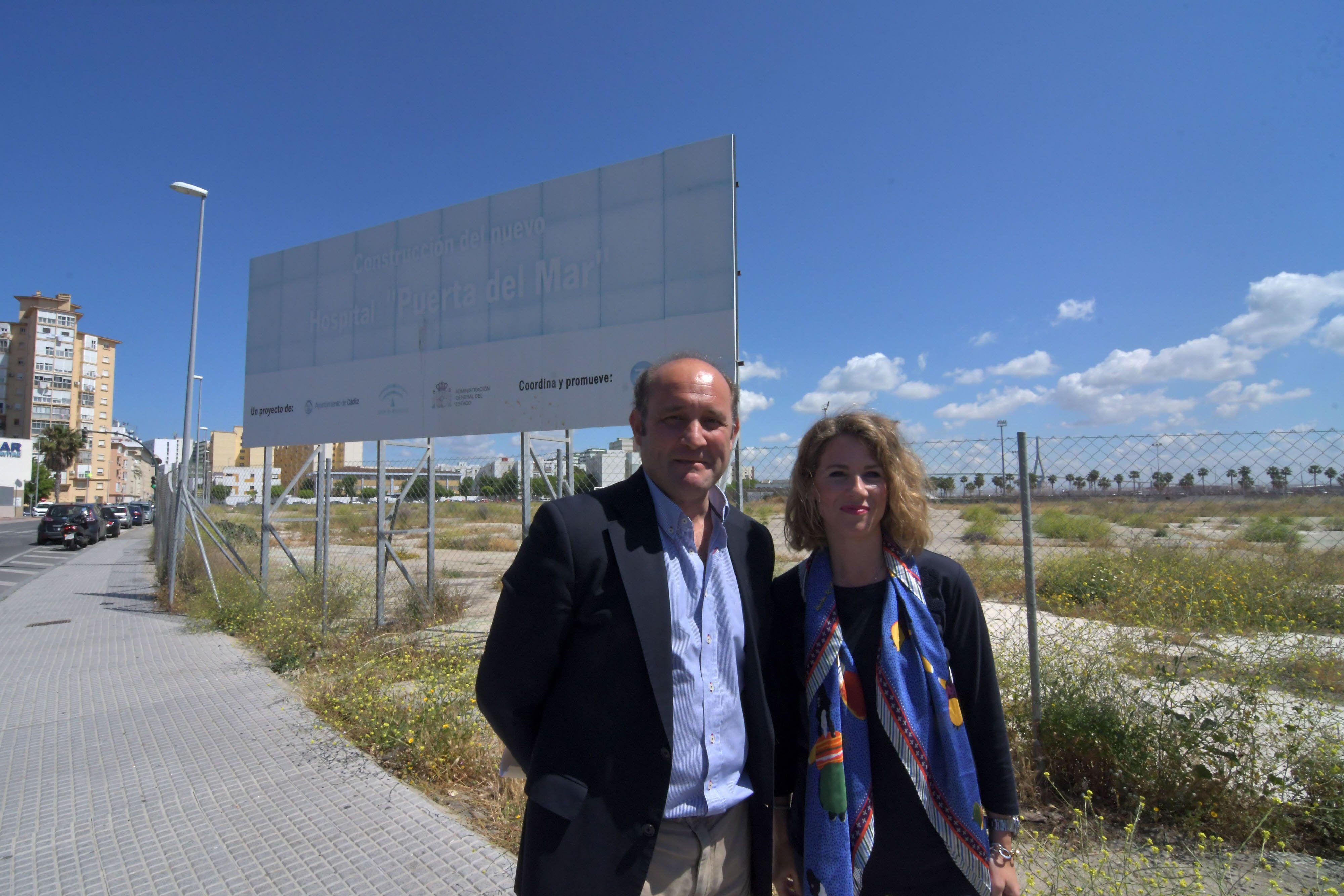 Ortiz y Ana Mestre, en el solar done estaba previsto levantar el nuevo hospital