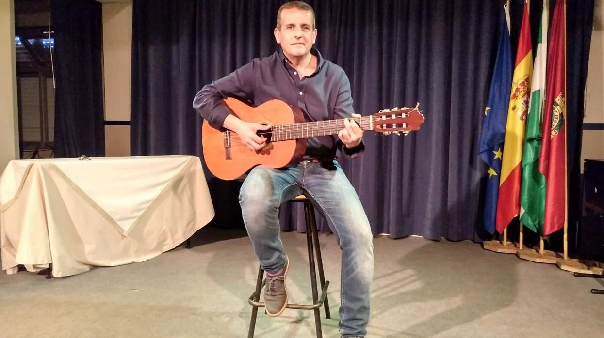 Nico Montero, director de 'insti' a diario y una estrella de la canción los fines de semana