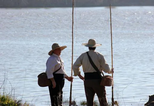 Dos pescadores en la serie en la playa de Las Mimbres