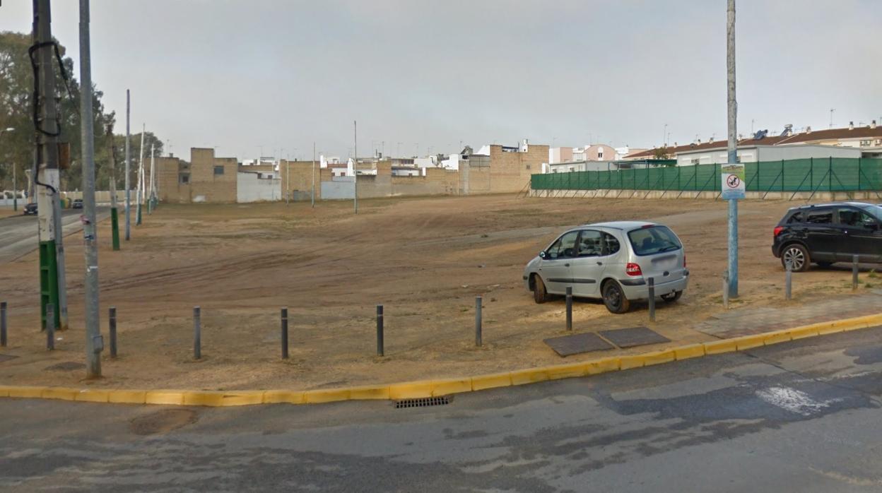 El solar, situado en la barriada de La Mulata, donde se ubicará el nuevo colegio Al-Andalus de Utrera