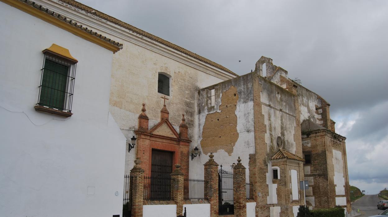 La iglesia de Santa es parte de un convento construido extramuros en Carmona