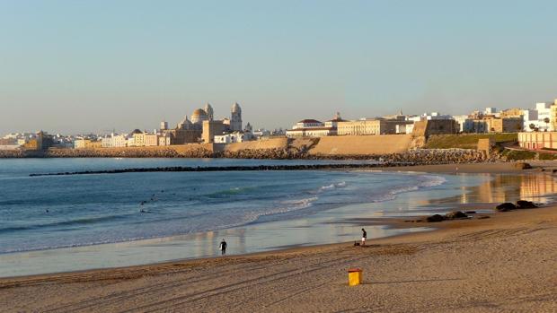 Los trabajos previos de regeneración de arena provocan el cierre del baño de la playa de Santa María