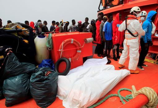 Llegada al puerto de Tarifa de los cadáveres de cuatro inmigrantes