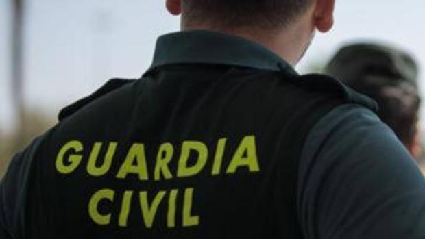 Una pareja de agentes de la Guardia Civil