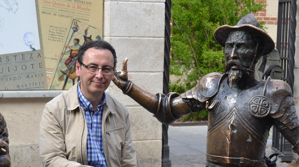 El archivero de La Puebla de Cazalla, José Cabello, junto a una estatua de Don Quijote