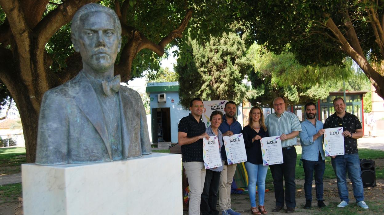 La alcaldesa de Alcala, Ana Isabel Jiménez, con representantes de colectivos que participan en la iniciativa