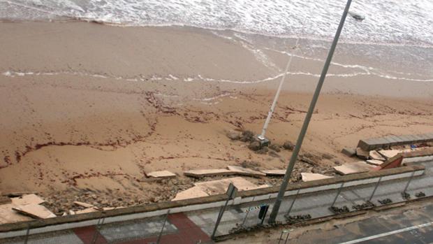 Los escombros que han sido sepultados en la playa Victoria de Cádiz