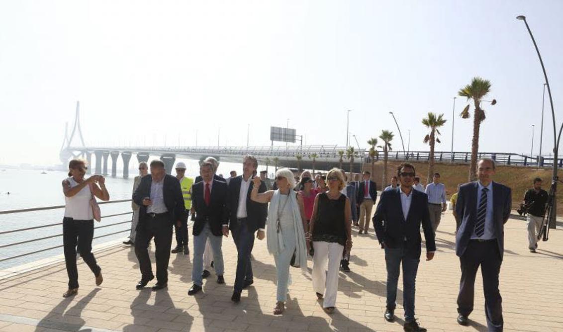 El ministro De la Serna, en Cádiz, el pasado julio en la inauguración del paseo de Astilleros, junto al segundo puente