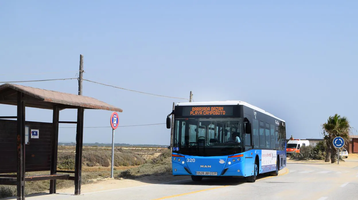 El viernes comienza el servicio de autobuses a la playa de Camposoto