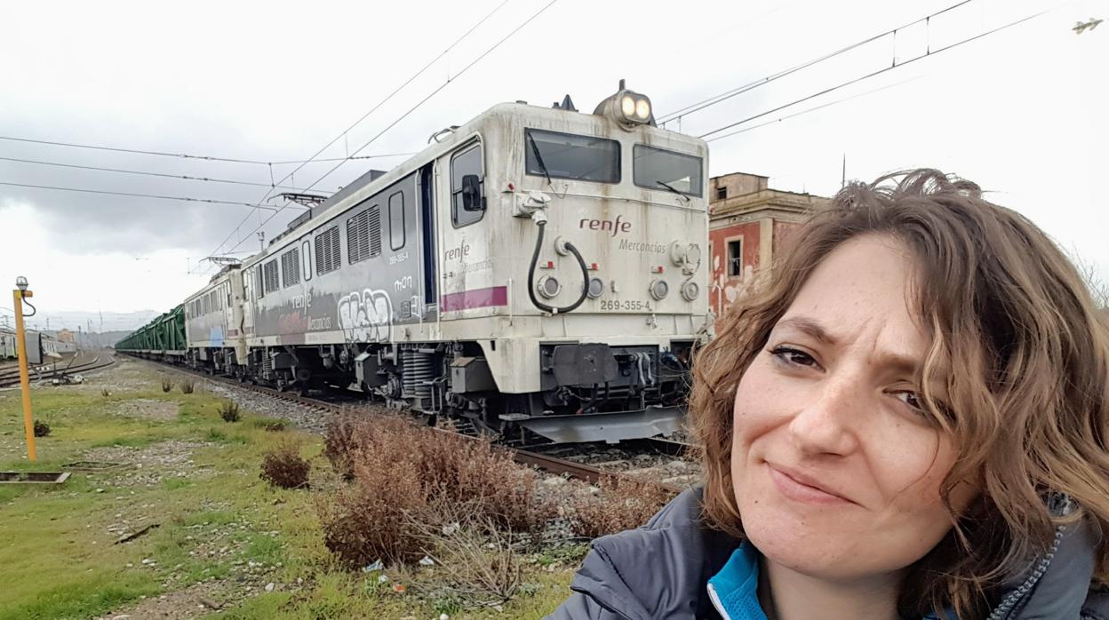 La utrerana Ángela Nicolás comenzó su trayectoria profesional conduciendo trenes de mercancías