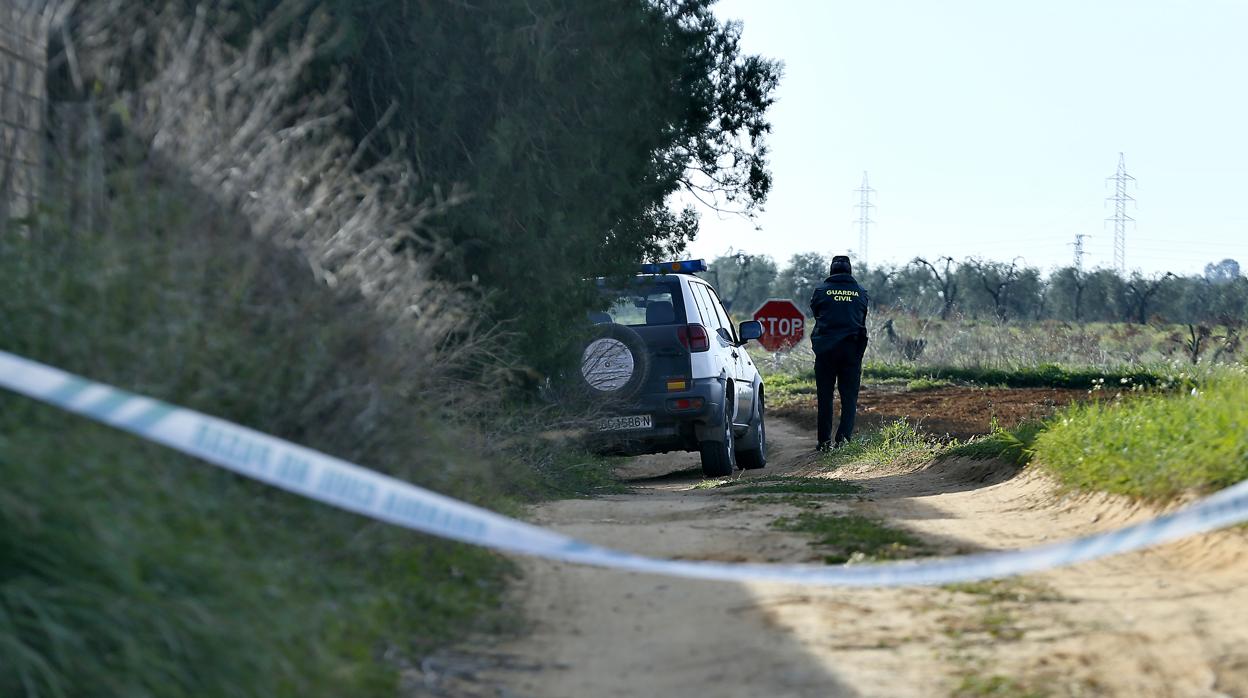 La Guardia civil, en la puerta del domicilio de la víctima en 2015