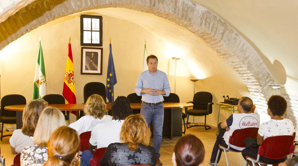 El alcalde de Mairena, Antonio Conde, ante los participantes en un plan de empleo