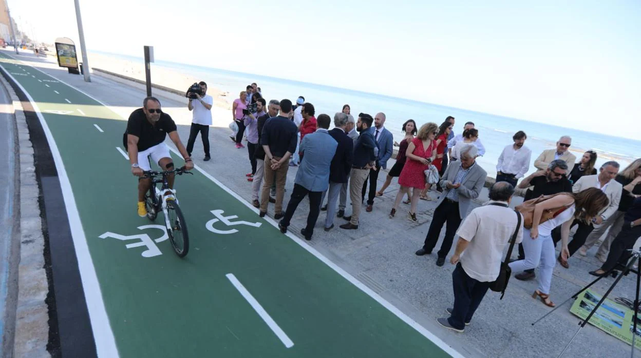 El consejero y el alcalde han inaugurado este miércoles el primer tramo del carril bici.
