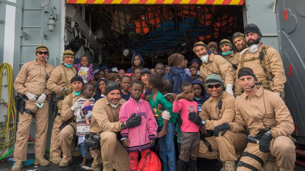 El equipo EOS con migrantes rescatados en la ‘Santa María’.