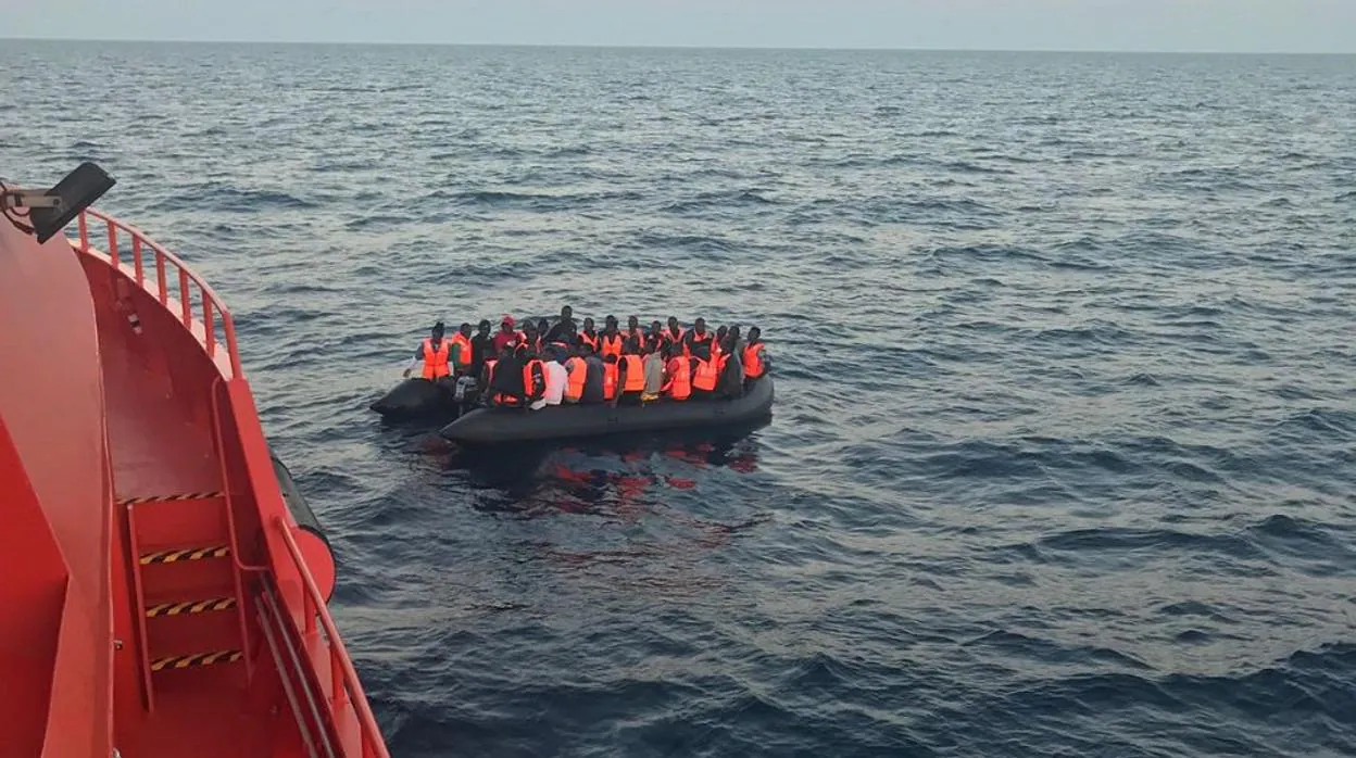 Nueva jornada de record en el Estrecho: 160 inmigrantes en una mañana