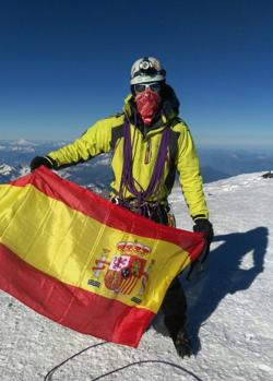 Miguel Valcárcel con la bandera de España