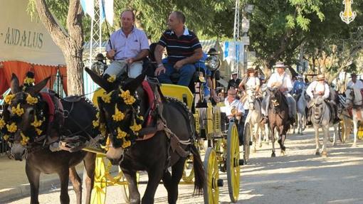 Coche de caballos paseando por la Feria