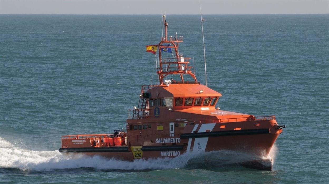 Rescatados ocho menores en una lancha de juguete en el Estrecho