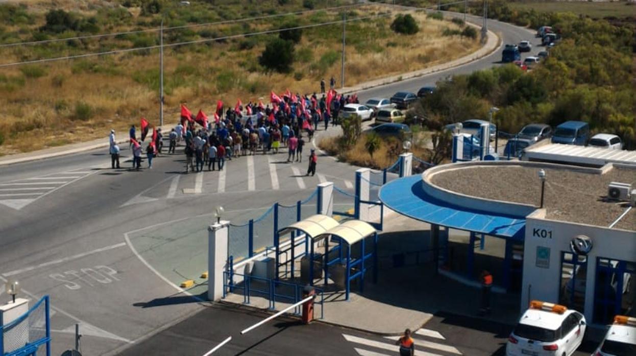 Miembros de la CGT en manifestación desde Airbus hasta el Ayuntamiento de Puerto Real