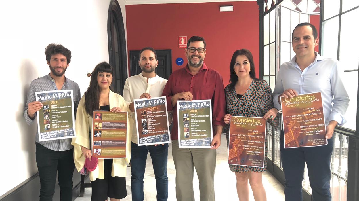 El alcalde de Utrera y la delegada de Cultura junto a algunos artistas que participan en las actividades