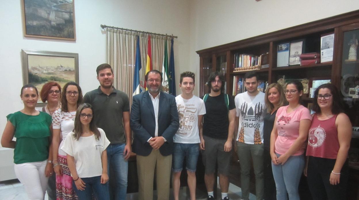 El alcalde de Carmona, Juan Ávila ha recibido a alumnos participantes en el proyecto