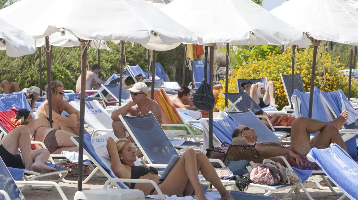 Turistas disfrutando de un caluroso día en un hotel